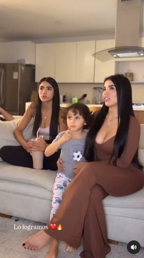 KARINA GARCÍA E HIJOS