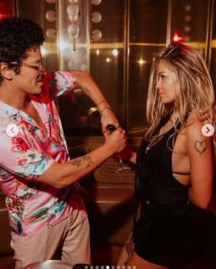 BRUNO MARS Y KAROL G